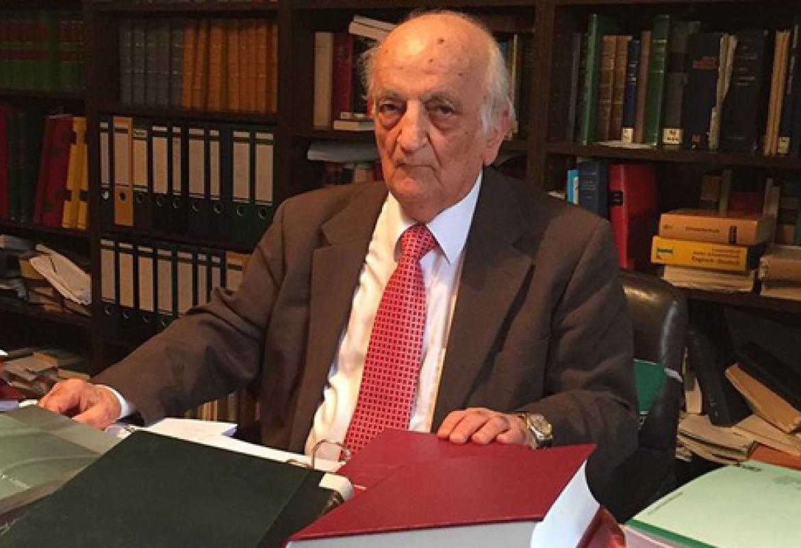 Fuat Sezgin Kimdir?  Bitlis'te 24 Ekim 1924'te dünyaya gelen Fuat Sezgin, Erzurum'da ortaokulu ve liseyi bitirip 1943'te İstanbul'a geldi.  