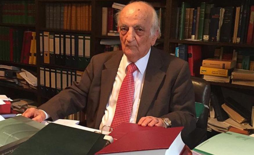 Fuat Sezgin Kimdir?  Bitlis'te 24 Ekim 1924'te dünyaya gelen Fuat Sezgin, Erzurum'da ortaokulu ve liseyi bitirip 1943'te İstanbul'a geldi.  