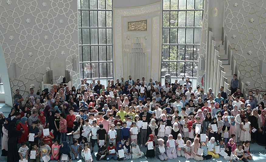 Köln DİTİB Merkez Camii’nde 2017-2018 eğitim yılının sona ermesi ve okulların yaz tatiline girmesi münasebetiyle karne merasimi düzenlendi. Programda çocuklara karneleri dağıtarak öğrencilerin sevinçlerine ortak olundu.